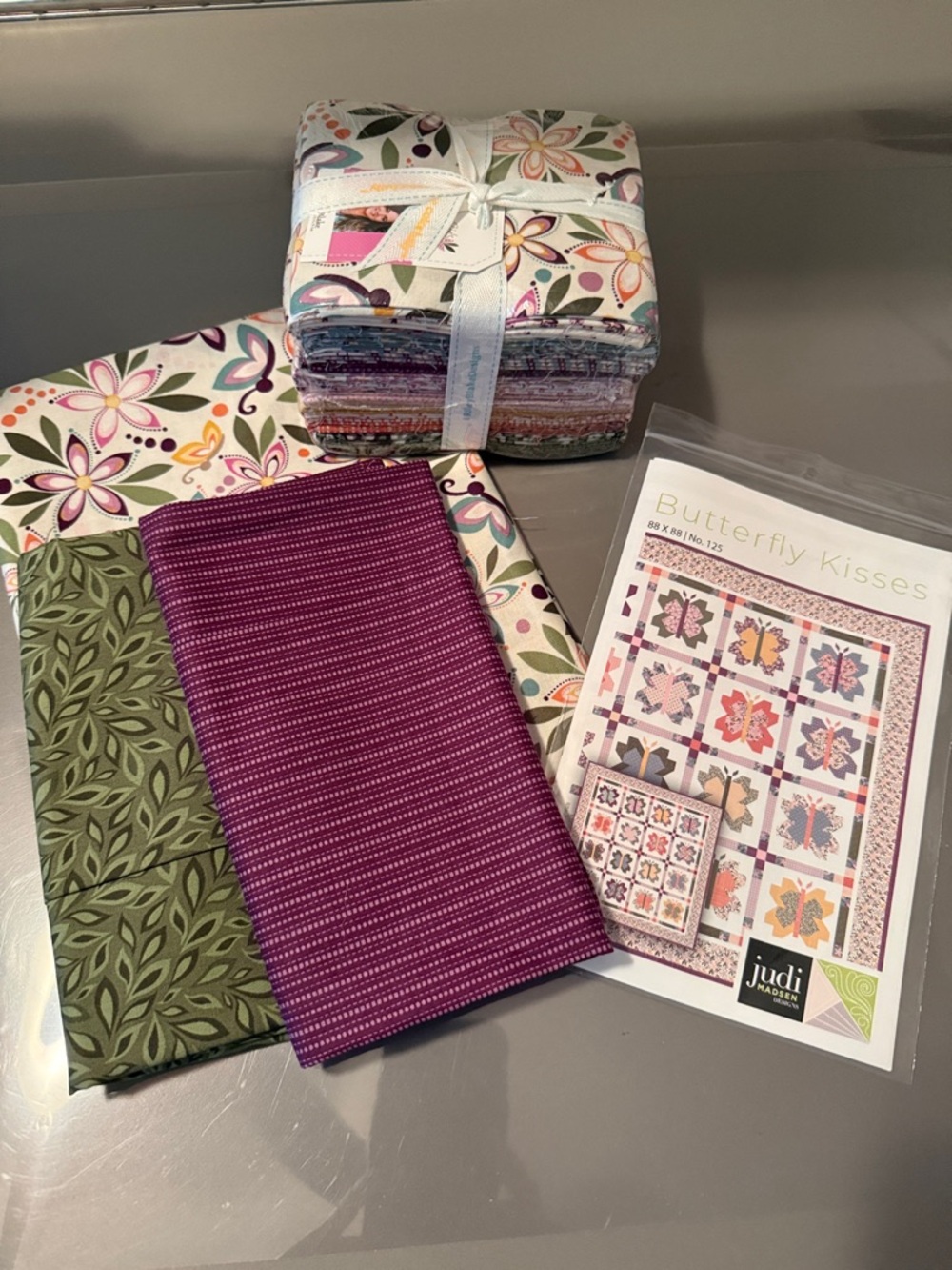 Judi Madson Butterfly Kisses - Quilt Fat quarter bundle, 2.5 yds fabric, pattern
